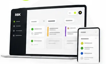 Інтерфейс CRM на ноутбуці та смартфоні